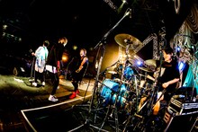 BLUE ENCOUNTのライブの様子。(c)テレビ朝日