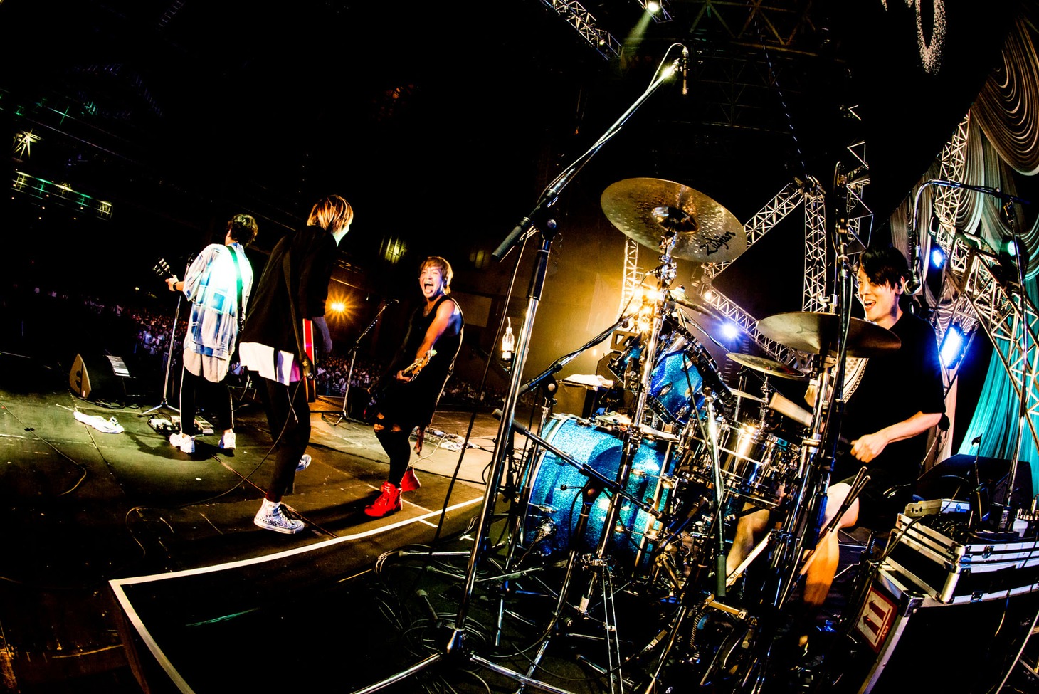 BLUE ENCOUNTのライブの様子。(c)テレビ朝日