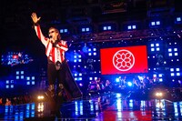 花道を歩くカールスモーキー石井（Vo）。（撮影：上山陽介）