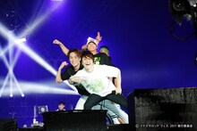 EXILE THE SECONDと「Choo Choo TRAIN」を踊る西川貴教。