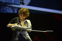 ゴールデンボンバーのライブの様子。(c)テレビ朝日