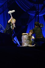 ゴールデンボンバーのライブの様子。(c)テレビ朝日