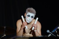 ゴールデンボンバーのライブの様子。(c)テレビ朝日