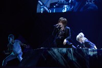 ゴールデンボンバーのライブの様子。(c)テレビ朝日