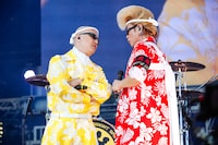 ガンを飛ばし合う白鳥雪之丞（Dr）と綾小路翔（Vo）。（撮影：上山陽介）