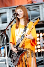 HARUNA（Vo, G）（撮影：上山陽介）