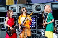 左からTOMOMI（B, Vo）、HARUNA（Vo, G）、MAMI（G, Vo）。（撮影：上山陽介）