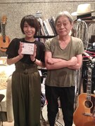 豊崎愛生（左）と細野晴臣（右）のツーショット。