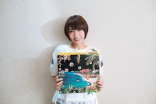 愛聴している細野晴臣のLP「はらいそ」を手にした豊崎愛生。