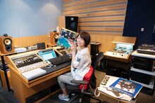 ソニーのマスタリングスタジオで細野晴臣のLP「はらいそ」を試聴する豊崎愛生。