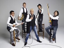 安全地帯。左から2人目が田中裕二（Dr）。