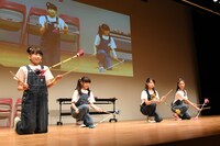 デビルスティックに挑戦する有友緒心、藤平華乃、日高麻鈴、岡田愛。