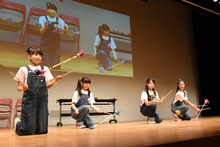 デビルスティックに挑戦する有友緒心、藤平華乃、日高麻鈴、岡田愛。