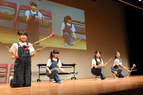 デビルスティックに挑戦する有友緒心、藤平華乃、日高麻鈴、岡田愛。