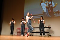 ポーズを決める岡田愛（右から2番目）。