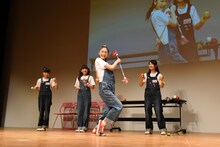 ポーズを決める岡田愛（右から2番目）。