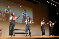 左から八木美樹、森萌々穂、新谷ゆづみ、山出愛子。