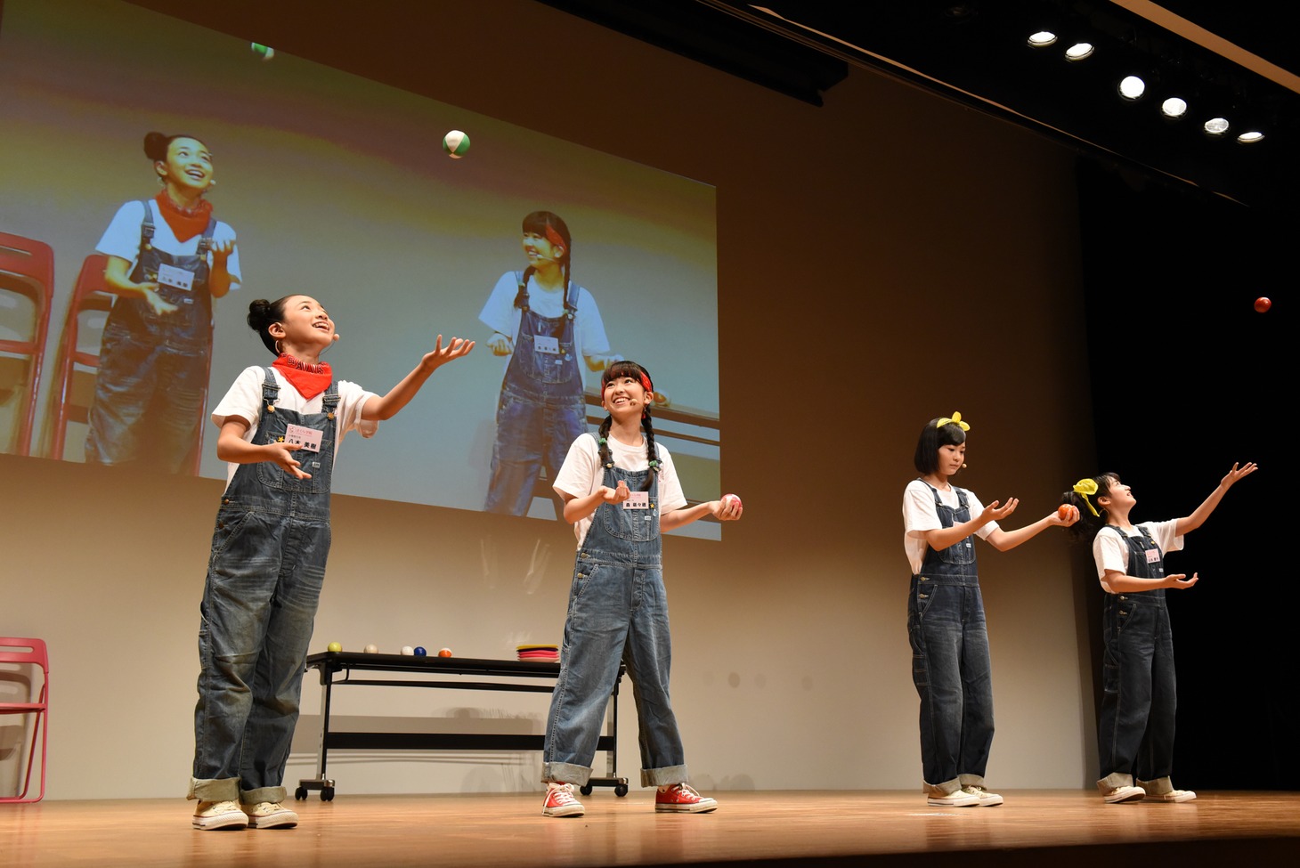 左から八木美樹、森萌々穂、新谷ゆづみ、山出愛子。