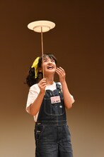 皿を回す山出愛子。