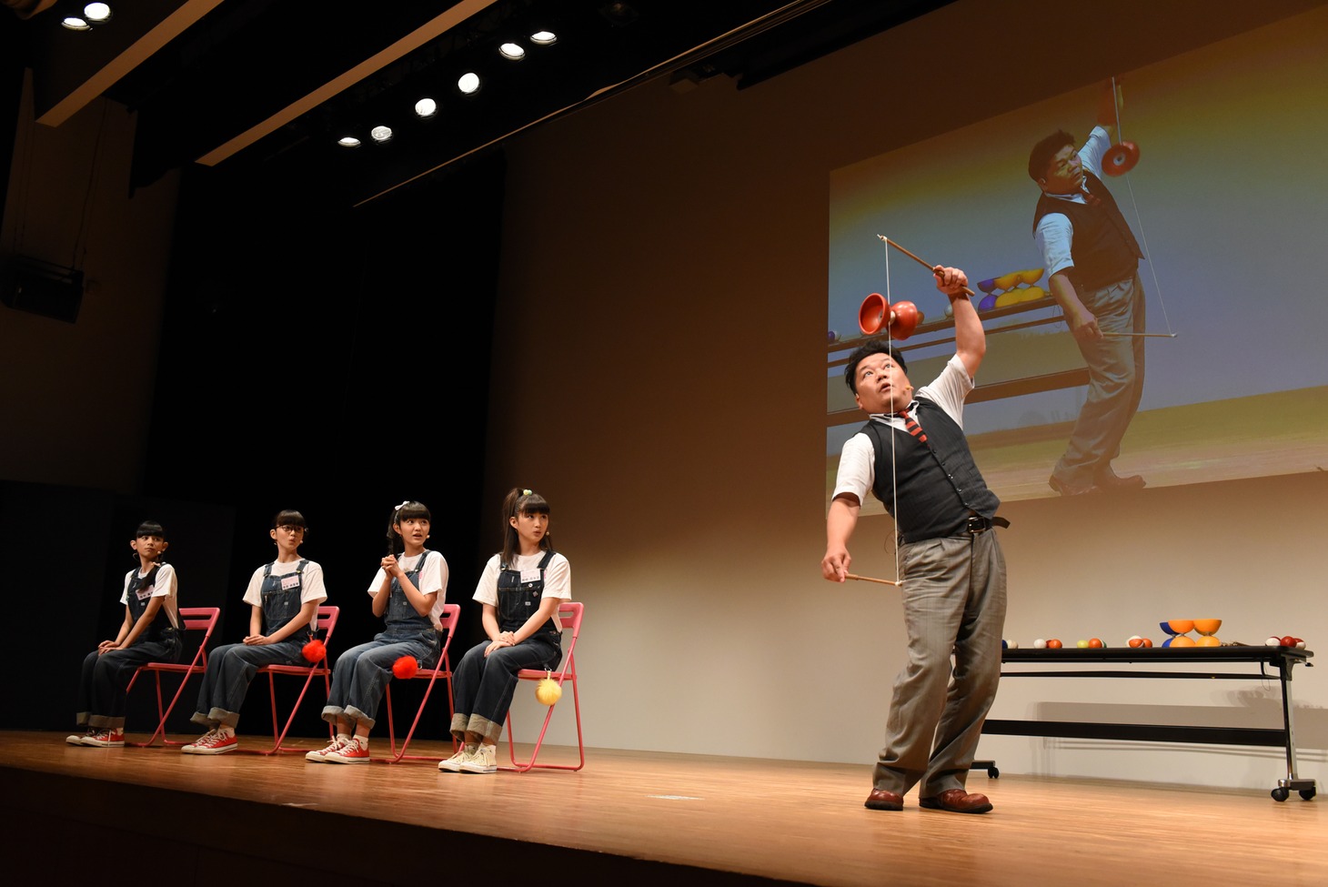 さくら学院「大道芸の授業」3時限目の様子。