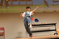 ディアボロを巧みに操る吉田爽葉香。