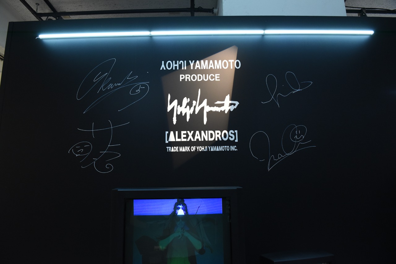 [Alexandros]がサインを書いた壁。