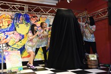 “巨大ガチャ”をお披露目するヤバイTシャツ屋さん。