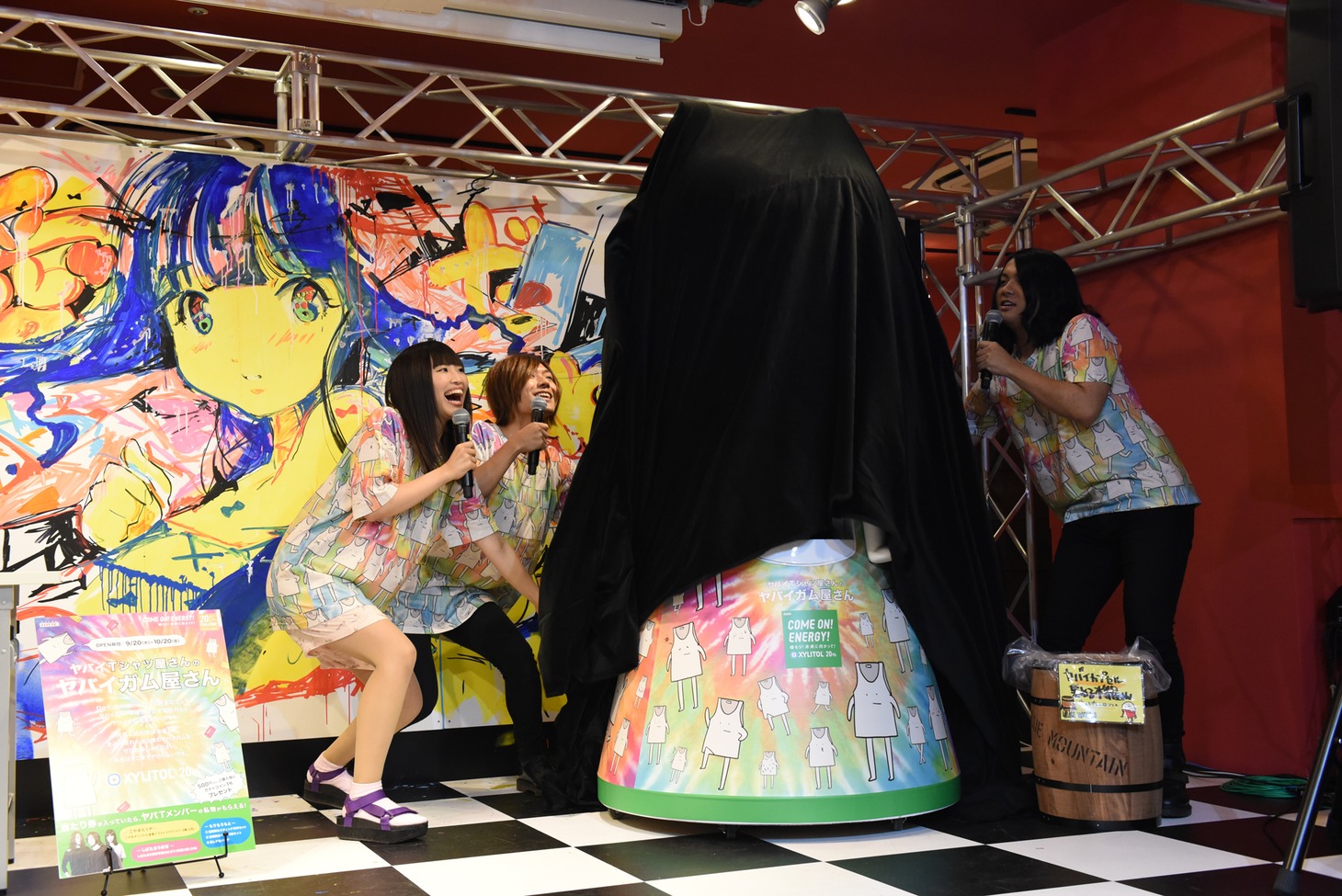 “巨大ガチャ”をお披露目するヤバイTシャツ屋さん。