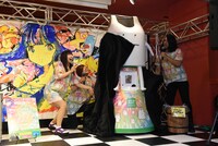 “巨大ガチャ”をお披露目するヤバイTシャツ屋さん。