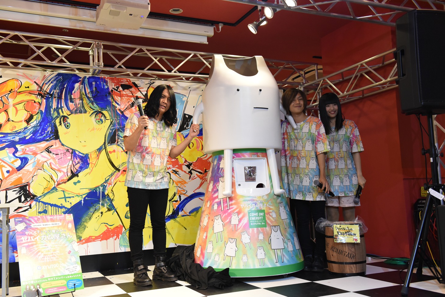 “巨大ガチャ”と記念撮影するヤバイTシャツ屋さん。