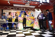 ヤバイTシャツ屋さんのレジ研修の様子。