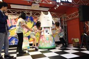 報道陣のリクエストに応え“巨大ガチャ”を移動させるヤバイTシャツ屋さん。