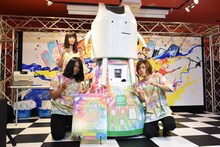 ヤバイTシャツ屋さんとタンクトップくん型の“巨大ガチャ”。