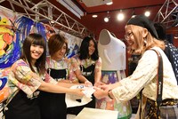 ファンに「パイナップルせんぱい」を手渡すヤバイTシャツ屋さん。