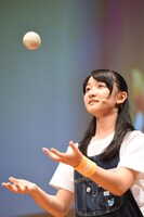 ボールジャグリングをする日高麻鈴。