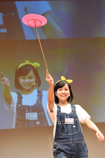 皿を回す新谷ゆづみ。