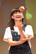 ボールジャグリングをする岡崎百々子。
