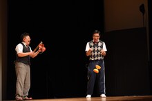 岡崎百々子に勧められるがままにディアボロに挑戦し、見事成功した担任の森ハヤシ（右）。