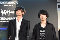 左から川上洋平（Vo, G）、白井眞輝（G）。