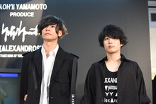 左から川上洋平（Vo, G）、白井眞輝（G）。