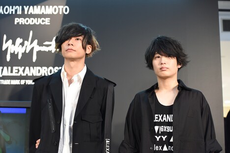 左から川上洋平（Vo, G）、白井眞輝（G）。