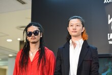 左から庄村聡泰（Dr）、磯部寛之（B, Cho）。