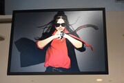 ポップアップストアに掲出されている庄村聡泰（Dr）のフォトパネル。