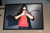 ポップアップストアに掲出されている庄村聡泰（Dr）のフォトパネル。