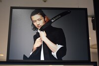 ポップアップストアに掲出されている磯部寛之（B, Cho）のフォトパネル。