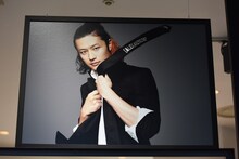 ポップアップストアに掲出されている磯部寛之（B, Cho）のフォトパネル。