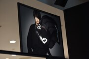 ポップアップストアに掲出されている白井眞輝（G）のフォトパネル。