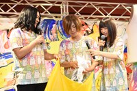 私物をお披露目するヤバイTシャツ屋さん。