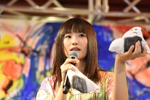 手作りの布製おにぎりを紹介するしばたありぼぼ（B, Vo）。