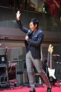 観客の声援にフランクに応じる石田純一。